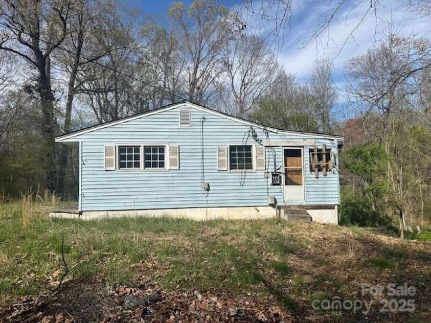 1125 Hillcrest Drive, Thomasville, NC 27360.  MLS# CAR4240647, YatesRealty ID 3065. 