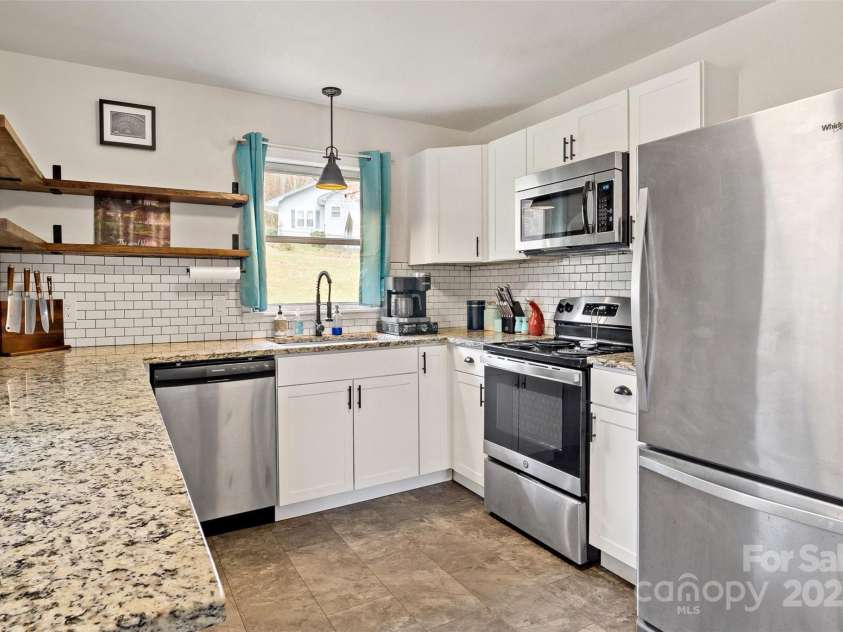 390 Pendley Road, Spruce Pine, NC 28777.  MLS# CAR4219056, YatesRealty ID 3065. 