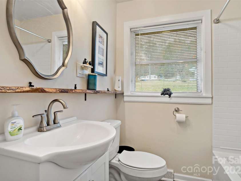 390 Pendley Road, Spruce Pine, NC 28777.  MLS# CAR4219056, YatesRealty ID 3065. 