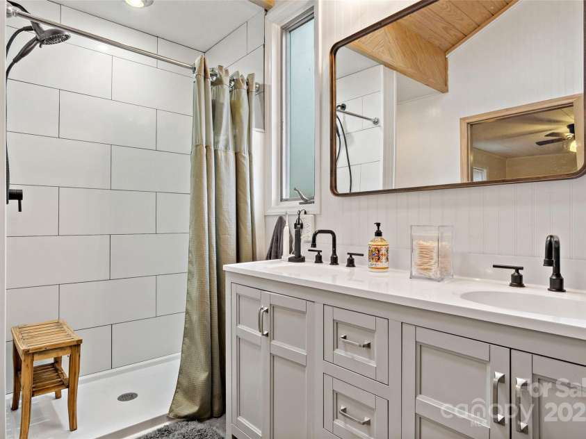 390 Pendley Road, Spruce Pine, NC 28777.  MLS# CAR4219056, YatesRealty ID 3065. 