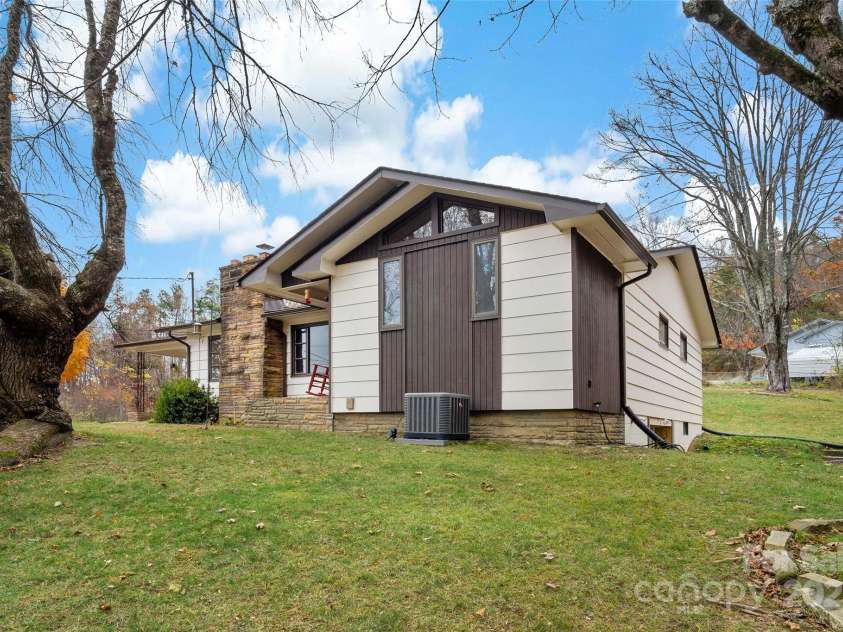 390 Pendley Road, Spruce Pine, NC 28777.  MLS# CAR4219056, YatesRealty ID 3065. 