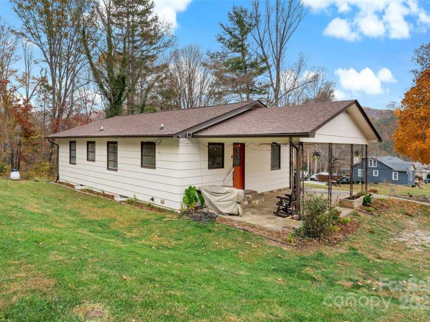 390 Pendley Road, Spruce Pine, NC 28777.  MLS# CAR4219056, YatesRealty ID 3065. 