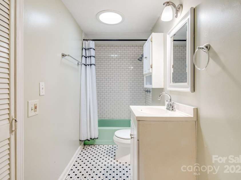 32 Rhudy Road, Asheville, NC 28806.  MLS# CAR4289201, YatesRealty ID 30651. 