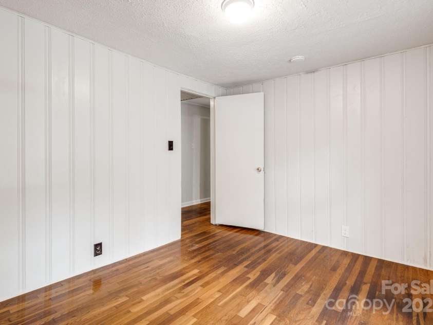 32 Rhudy Road, Asheville, NC 28806.  MLS# CAR4289201, YatesRealty ID 30651. 