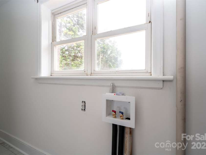 6517 Elmwood Circle, Charlotte, NC 28214.  MLS# CAR4278951, YatesRealty ID 30654. 