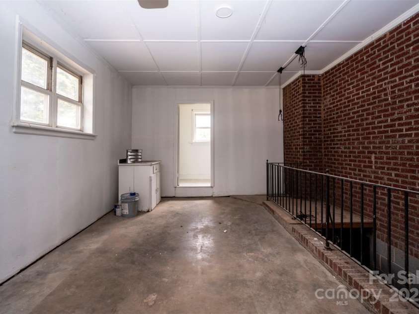 6517 Elmwood Circle, Charlotte, NC 28214.  MLS# CAR4278951, YatesRealty ID 30654. 