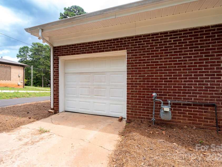 6517 Elmwood Circle, Charlotte, NC 28214.  MLS# CAR4278951, YatesRealty ID 30654. 