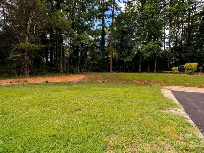 6517 Elmwood Circle, Charlotte, NC 28214.  MLS# CAR4278951, YatesRealty ID 30654. 