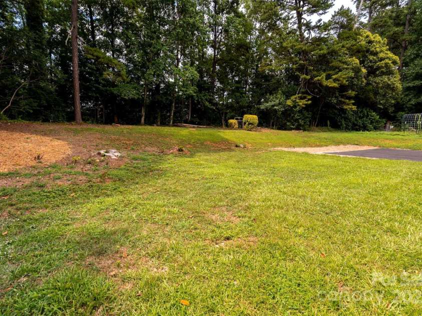 6517 Elmwood Circle, Charlotte, NC 28214.  MLS# CAR4278951, YatesRealty ID 30654. 