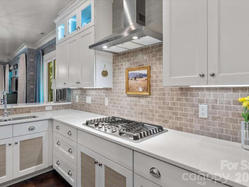 3702 Selwyn Avenue, Charlotte, NC 28209.  MLS# CAR4389683, YatesRealty ID 30659. 