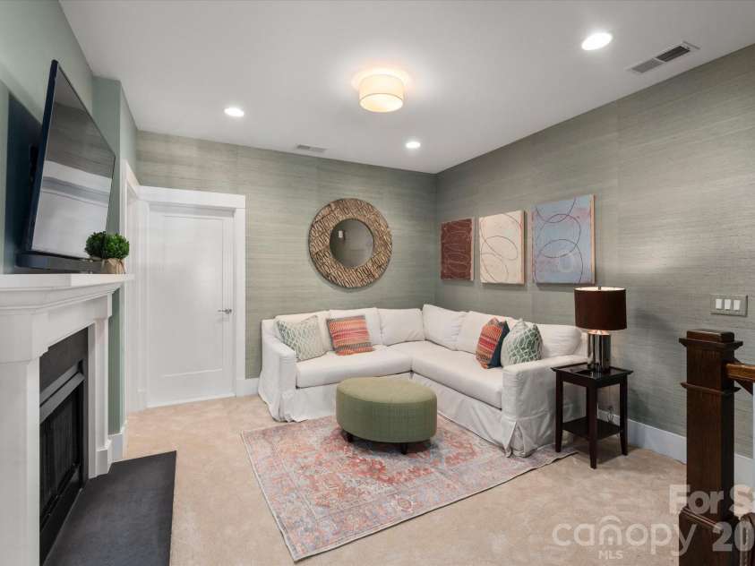 3702 Selwyn Avenue, Charlotte, NC 28209.  MLS# CAR4389683, YatesRealty ID 30659. 