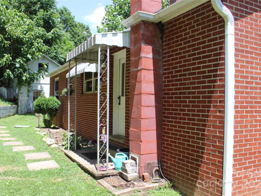 882 Poison Cove Road, Clyde, NC 28721.  MLS# CAR4285017, YatesRealty ID 30659. 