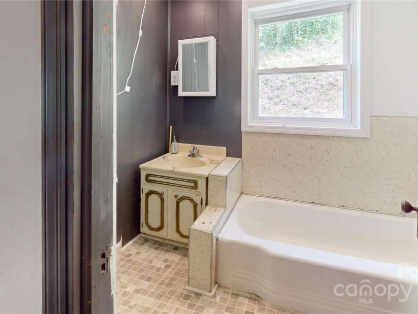 882 Poison Cove Road, Clyde, NC 28721.  MLS# CAR4285017, YatesRealty ID 30659. 