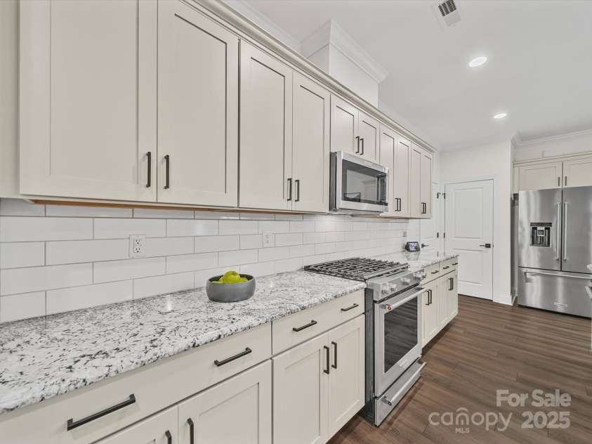 6063 Pier Drive, Denver, NC 28037.  MLS# CAR4286335, YatesRealty ID 30660. Large kitchen