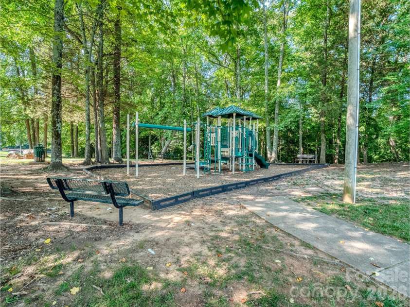 7829 Ponderosa Pine Lane, Charlotte, NC 28215.  MLS# CAR4388248, YatesRealty ID 30661. 
