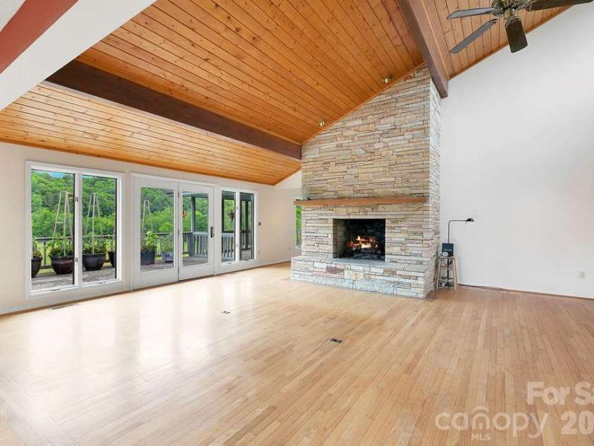 547 Windover Drive, Brevard, NC 28712.  MLS# CAR4388356, YatesRealty ID 30662. 