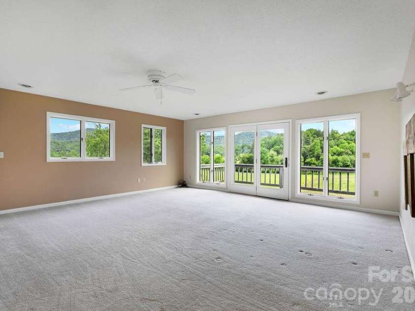 547 Windover Drive, Brevard, NC 28712.  MLS# CAR4388356, YatesRealty ID 30662. 