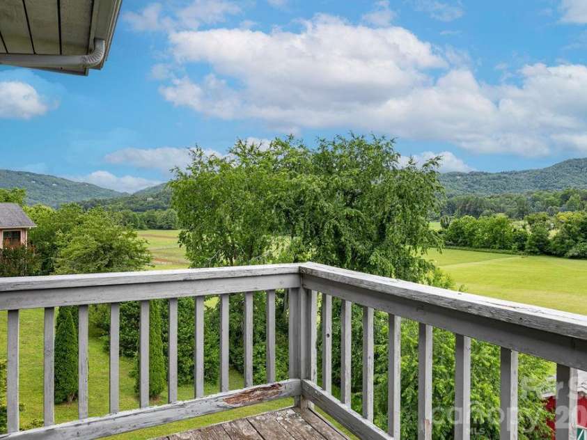 547 Windover Drive, Brevard, NC 28712.  MLS# CAR4388356, YatesRealty ID 30662. 