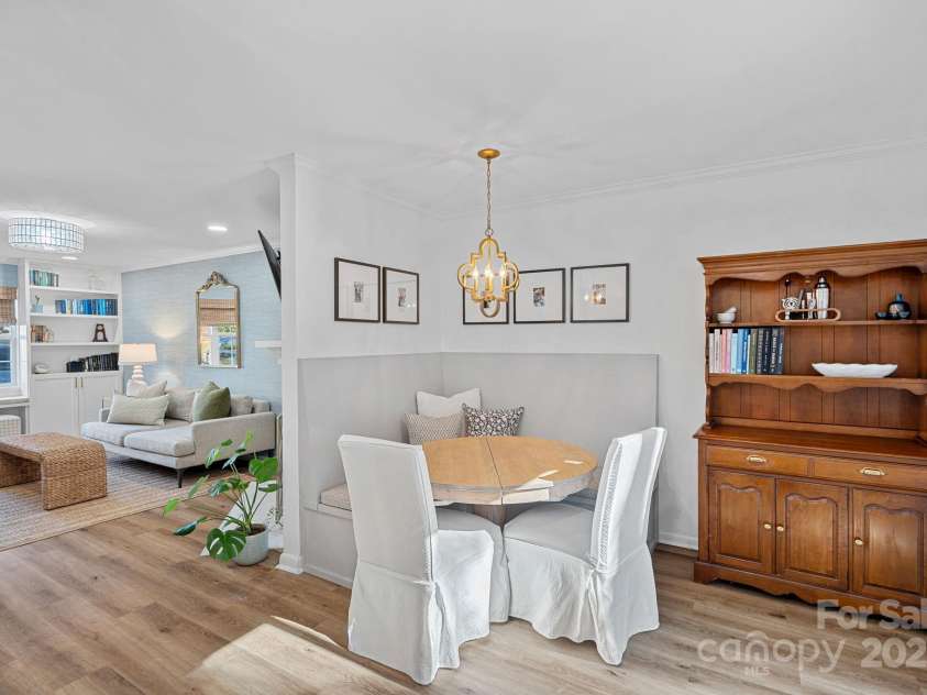 3130 Heathstead Place, Charlotte, NC 28210.  MLS# CAR4288251, YatesRealty ID 30665. Built-in banquette