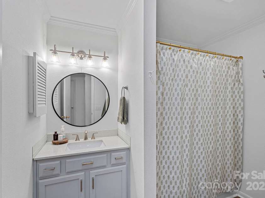 3130 Heathstead Place, Charlotte, NC 28210.  MLS# CAR4288251, YatesRealty ID 30665. Hall full bath