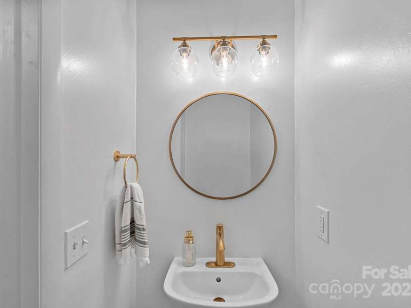 3130 Heathstead Place, Charlotte, NC 28210.  MLS# CAR4288251, YatesRealty ID 30665. Powder room
