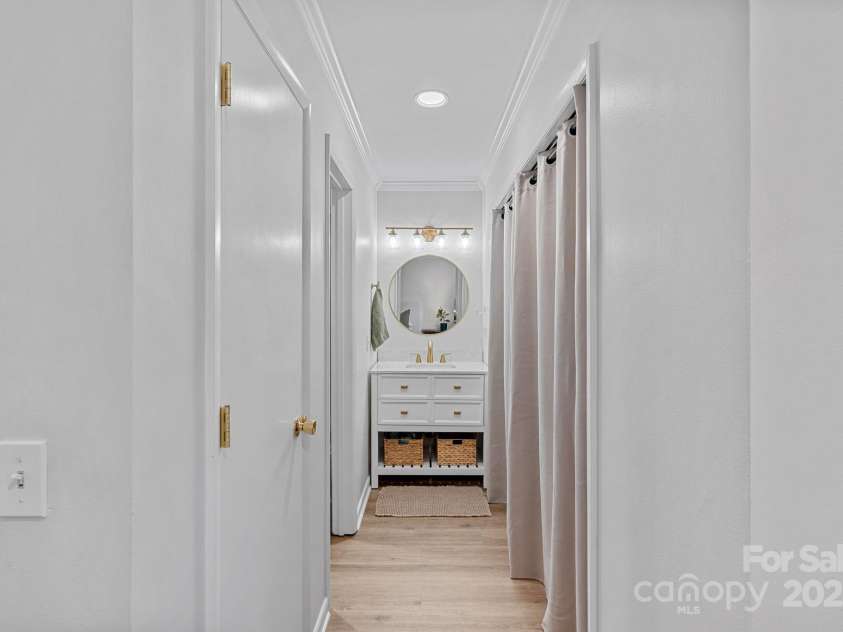 3130 Heathstead Place, Charlotte, NC 28210.  MLS# CAR4288251, YatesRealty ID 30665. Primary bath