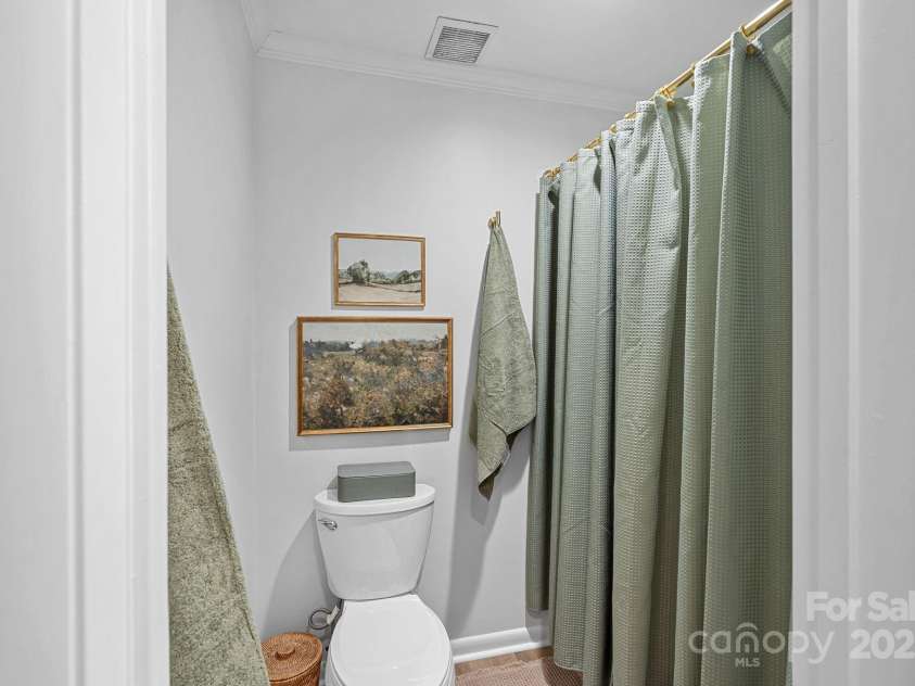 3130 Heathstead Place, Charlotte, NC 28210.  MLS# CAR4288251, YatesRealty ID 30665. Primary tub/shower