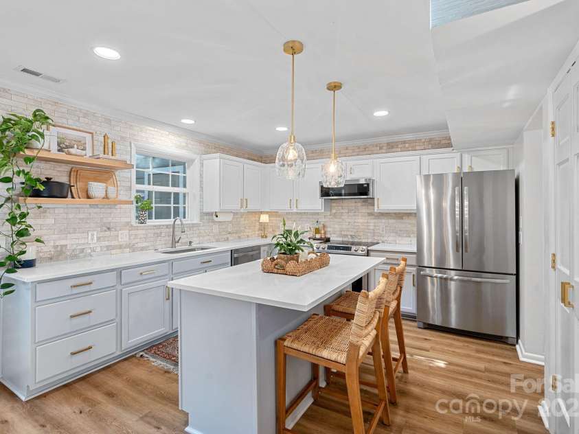 3130 Heathstead Place, Charlotte, NC 28210.  MLS# CAR4288251, YatesRealty ID 30665. Stunning kitchen