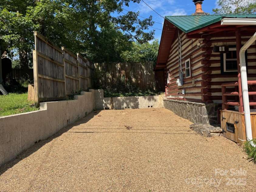 10 Rhododendron Drive, Asheville, NC 28805.  MLS# CAR4274926, YatesRealty ID 30669. 