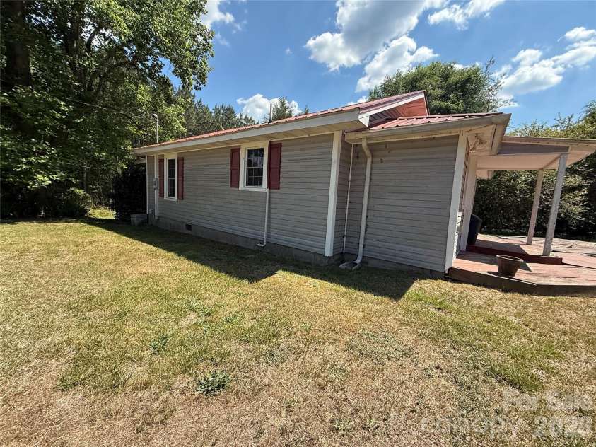 129 Sunset Drive, Troy, NC 27371.  MLS# CAR4384122, YatesRealty ID 30670. Side of house 