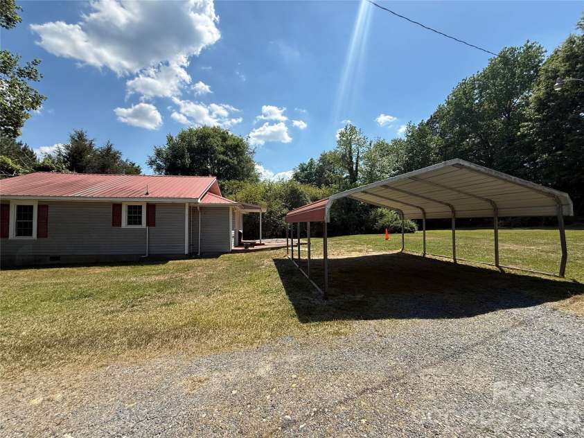 129 Sunset Drive, Troy, NC 27371.  MLS# CAR4384122, YatesRealty ID 30670. Side of house 