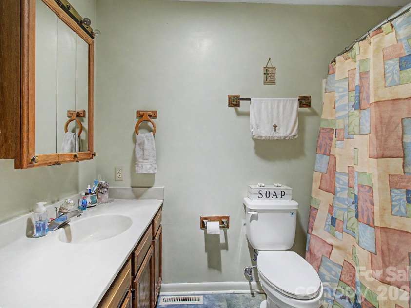 175 Pine Cove Lane, Alexander, NC 28701.  MLS# CAR4388066, YatesRealty ID 30672. Main Bath
