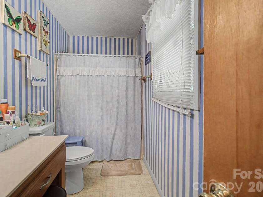 175 Pine Cove Lane, Alexander, NC 28701.  MLS# CAR4388066, YatesRealty ID 30672. Primary full bath