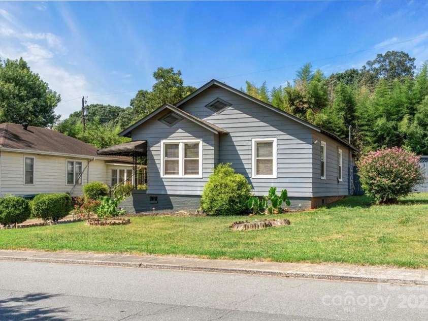 313 Mayflower Avenue, Cramerton, NC 28032.  MLS# CAR4284821, YatesRealty ID 30678. 