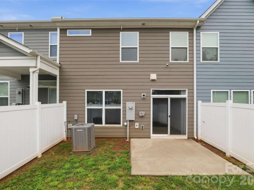 5531 Harris Cove Drive, Charlotte, NC 28269.  MLS# CAR4392297, YatesRealty ID 30679. Private Backyard with Patio