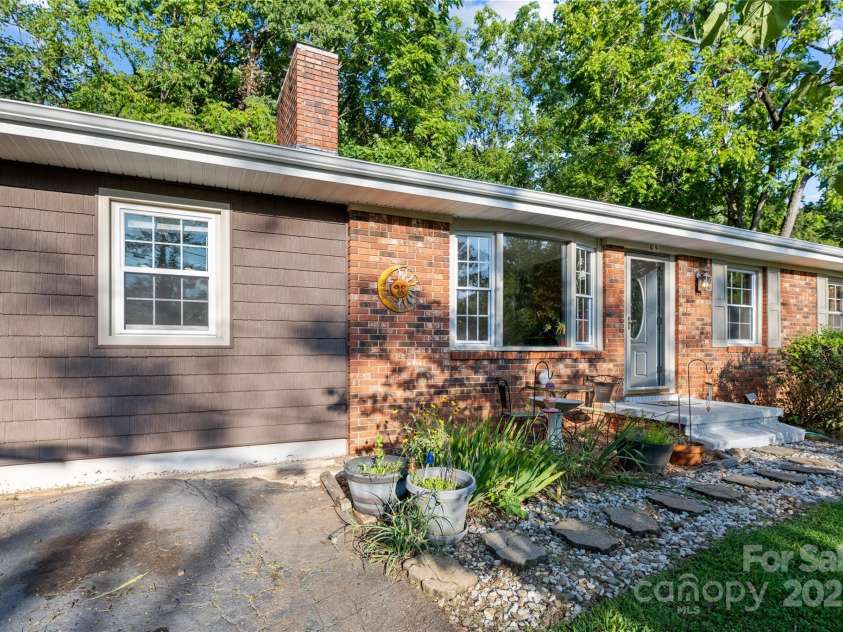 68 Bassett Road, Asheville, NC 28804.  MLS# CAR4289271, YatesRealty ID 30679. 