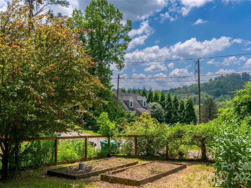 5 Koenig Way, Asheville, NC 28804.  MLS# CAR4280267, YatesRealty ID 3068. Side yard.
