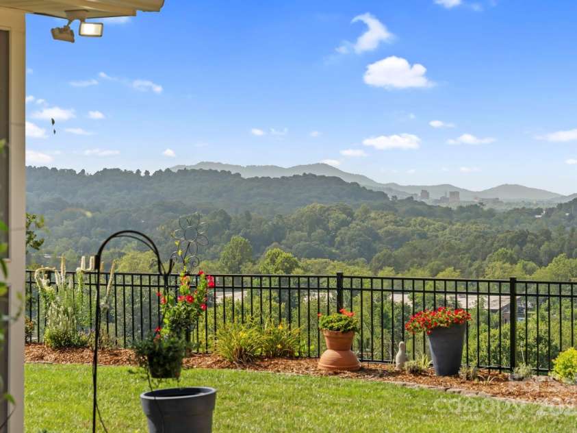10 Audubon Drive, Asheville, NC 28804.  MLS# CAR4284445, YatesRealty ID 30684. 