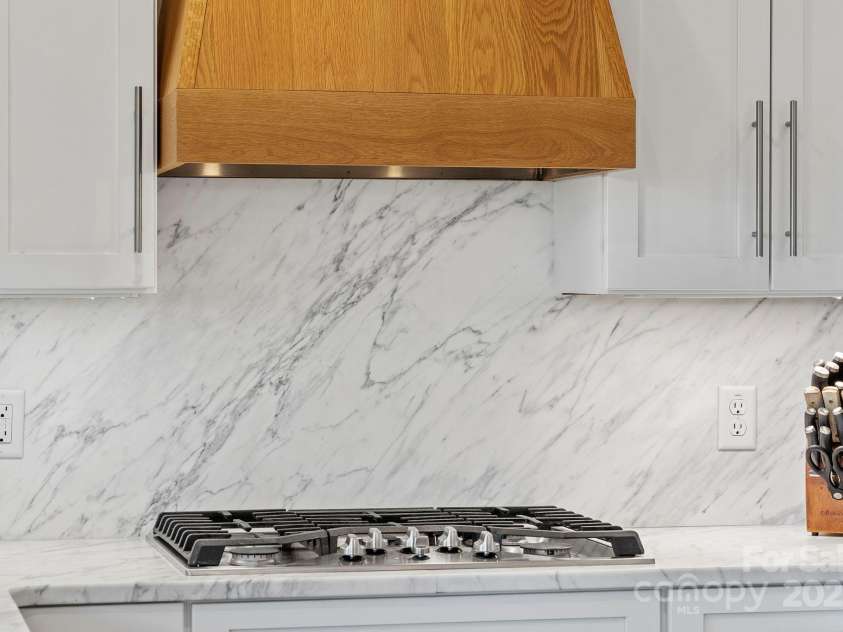 10 Audubon Drive, Asheville, NC 28804.  MLS# CAR4284445, YatesRealty ID 30684. 