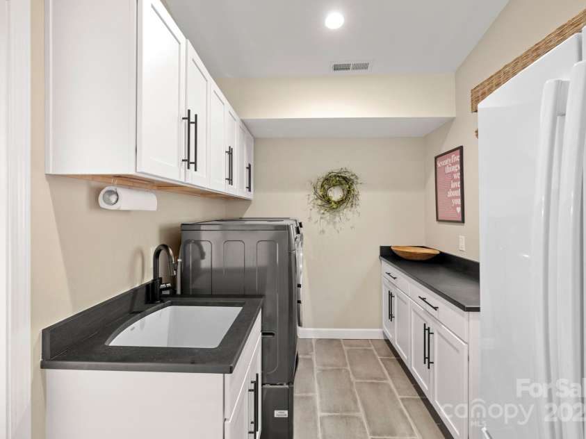 10 Audubon Drive, Asheville, NC 28804.  MLS# CAR4284445, YatesRealty ID 30684. 