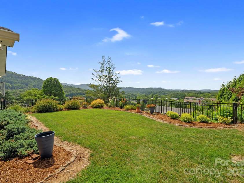 10 Audubon Drive, Asheville, NC 28804.  MLS# CAR4284445, YatesRealty ID 30684. 
