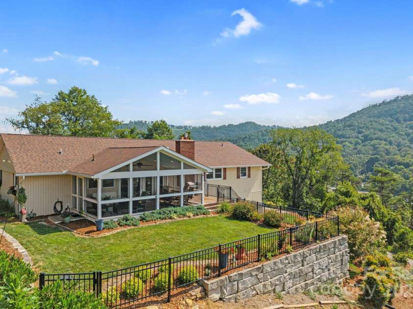 10 Audubon Drive, Asheville, NC 28804.  MLS# CAR4284445, YatesRealty ID 30684. 