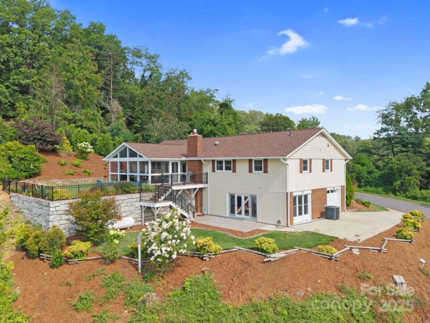 10 Audubon Drive, Asheville, NC 28804.  MLS# CAR4284445, YatesRealty ID 30684. 