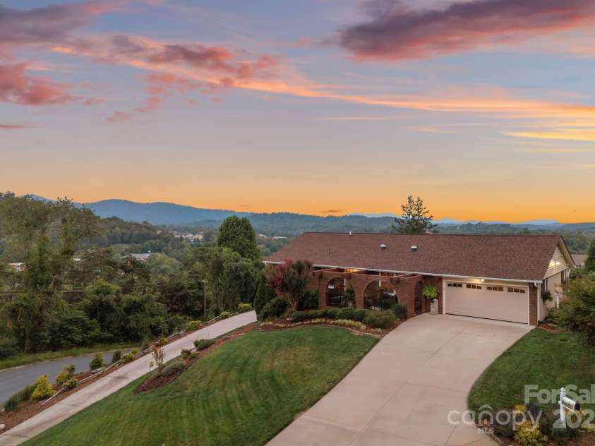 10 Audubon Drive, Asheville, NC 28804.  MLS# CAR4284445, YatesRealty ID 30684. 