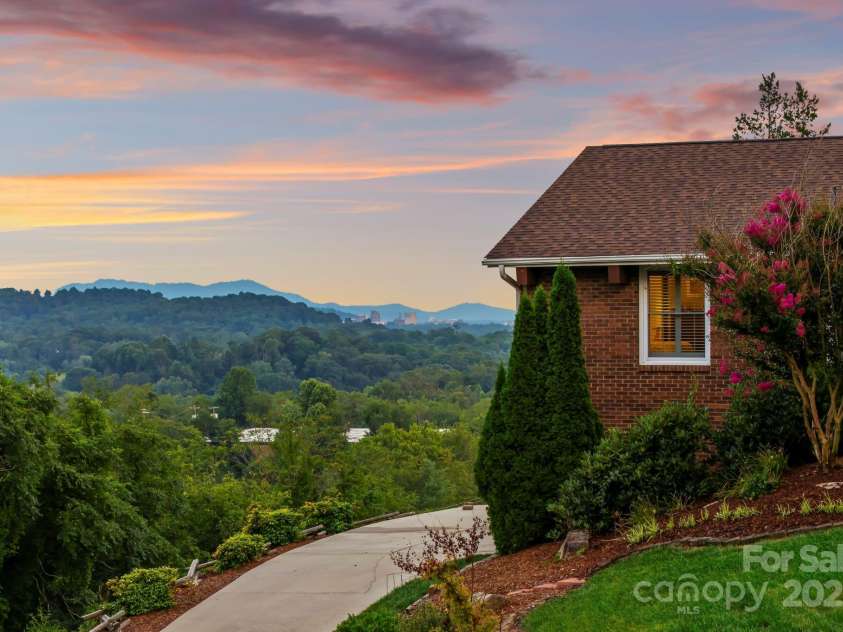 10 Audubon Drive, Asheville, NC 28804.  MLS# CAR4284445, YatesRealty ID 30684. 