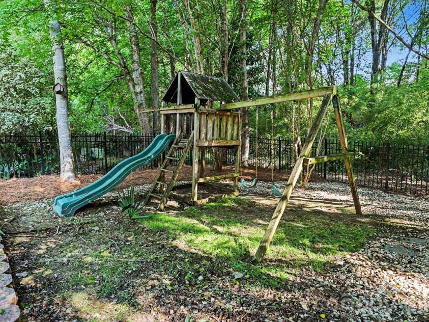 2814 winding oak Drive, Charlotte, NC 28270.  MLS# CAR4392572, YatesRealty ID 30684. 