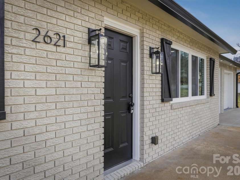 2621 Fairwood Drive, Hudson, NC 28638.  MLS# CAR4354937, YatesRealty ID 30686. Entryway