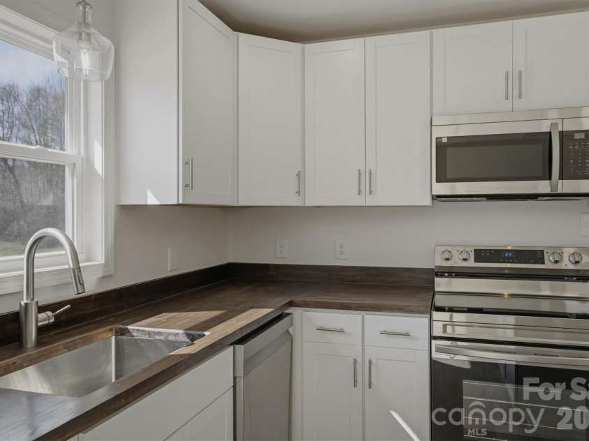 2621 Fairwood Drive, Hudson, NC 28638.  MLS# CAR4354937, YatesRealty ID 30686. Kitchen