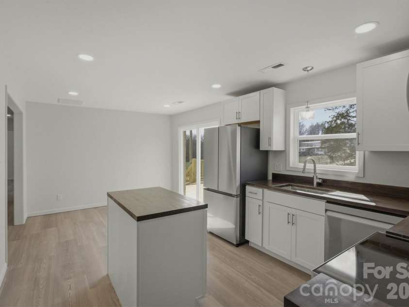 2621 Fairwood Drive, Hudson, NC 28638.  MLS# CAR4354937, YatesRealty ID 30686. Kitchen