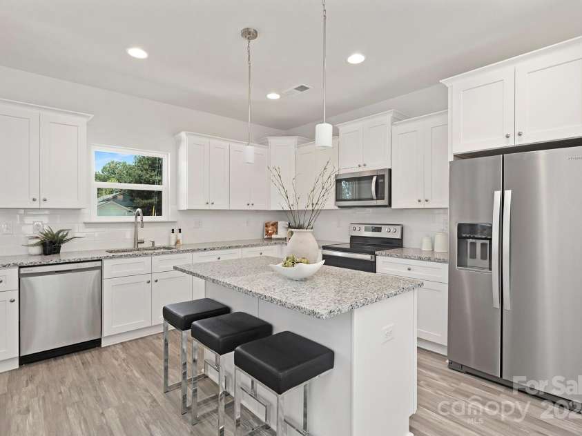 6316 Linda Vista Lane, Charlotte, NC 28216.  MLS# CAR4204749, YatesRealty ID 3069. Representation